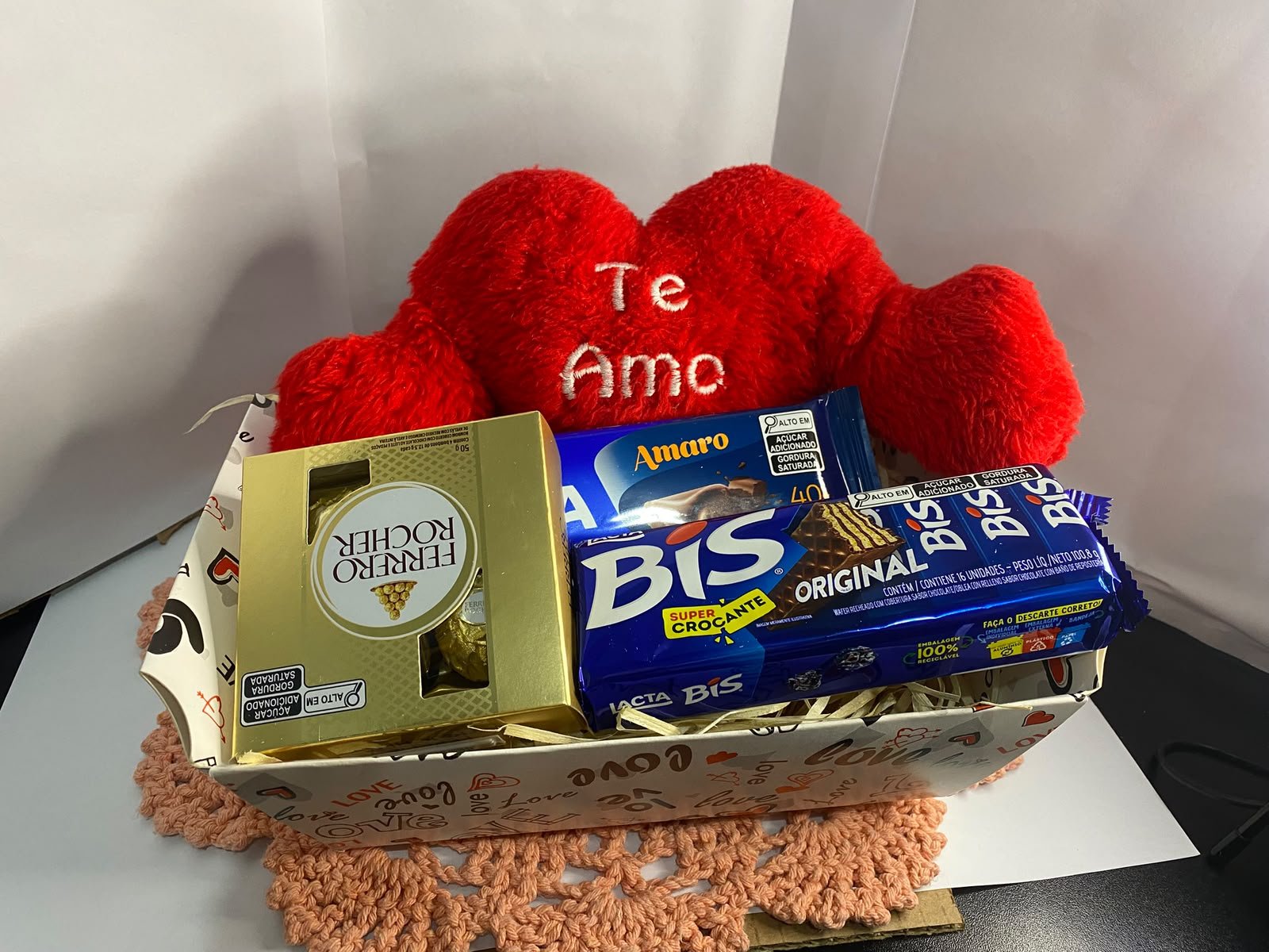 Cesta de Pelúcia e Chocolates