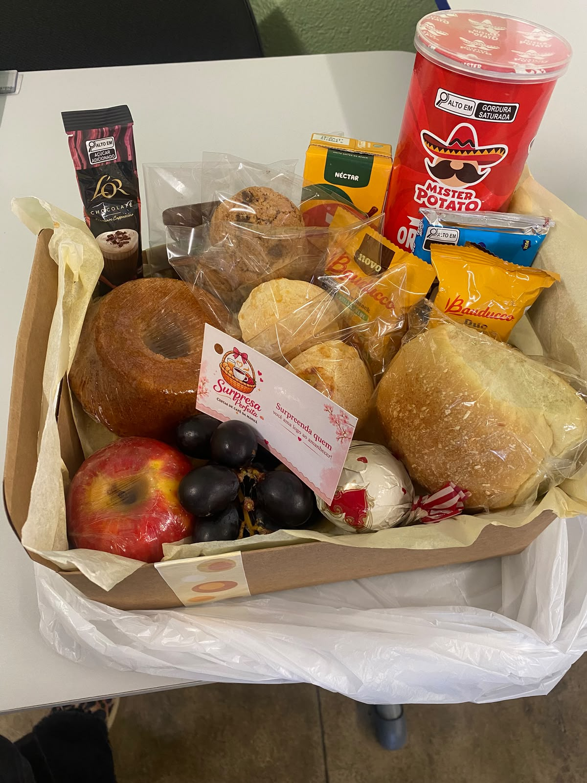 Cesta de café da manhã com bolo, pães, frutas e cartão Surpresa Perfeita
